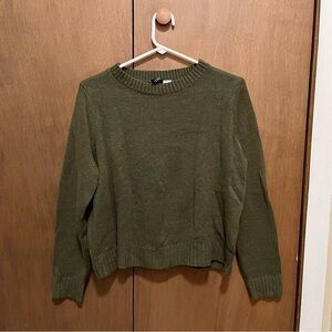 Women’s H&M green crew neck sweater